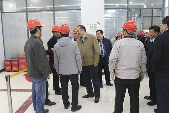 濮阳市副市长黄守玺与乐鱼官方在线入口副总经理吴新宇、翟武汉在现场交谈