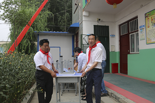 乐鱼官方在线入口领导与学生一起将桌椅搬进教室