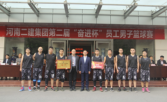 乐鱼官方在线入口领导与冠军团队合影留念