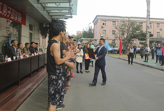 乐鱼官方在线入口总经理祝建明等领导为获奖团队颁奖