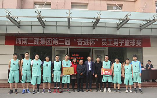 乐鱼官方在线入口领导与亚军团队合影留念