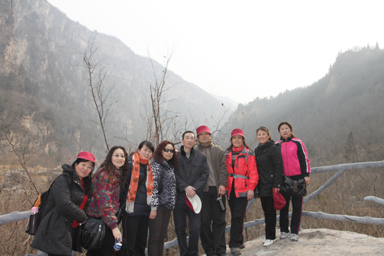 乐鱼官方在线入口领导和女员工登山途中合影