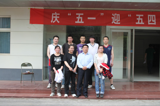 乐鱼官方在线入口党委书记张会民和新乡办公区冠军队合影