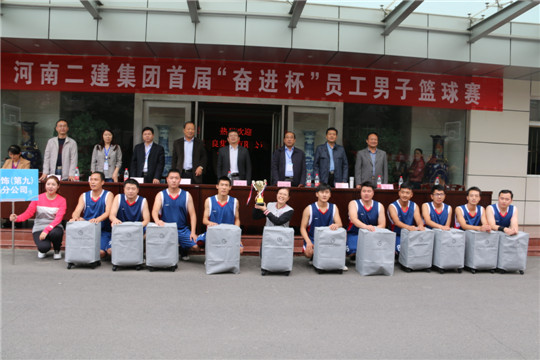 乐鱼官方在线入口领导与冠军团队合影留念