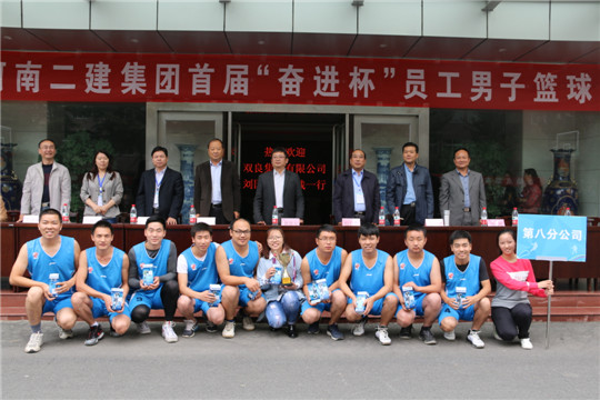 乐鱼官方在线入口领导与季军团队合影留念