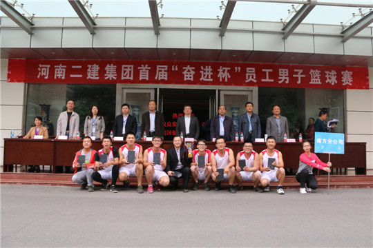 乐鱼官方在线入口领导与冠军团队合影留念