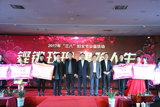 乐鱼官方在线入口总经理祝建明与其他领导为获奖演员颁奖并合影