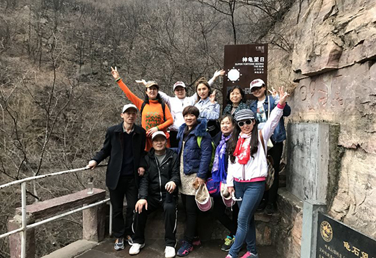 乐鱼官方在线入口领导和部分女工在游览过程中驻足合影