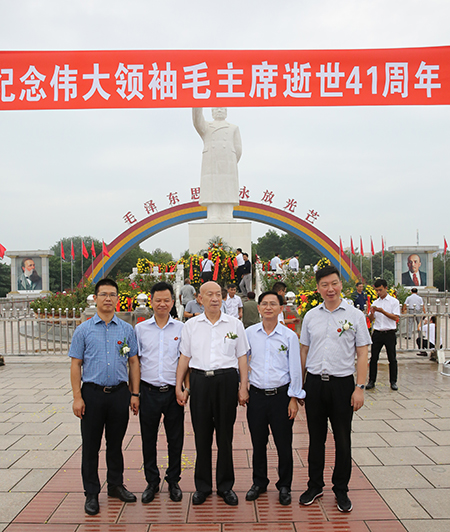 乐鱼官方在线入口祝建明等领导和中建协吴涛副会长参观南街村并合影
