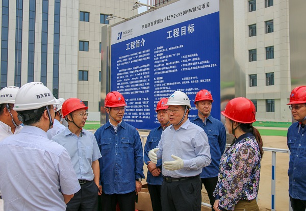 1  祝总一行与华能乐鱼官方在线入口基建部主任马洪顺亲切交流.jpg