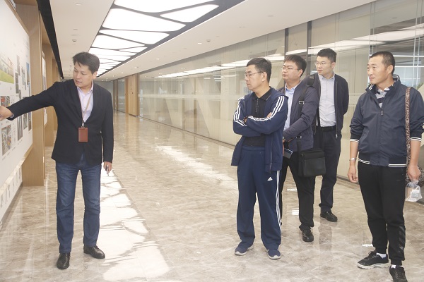 02参观乐鱼官方在线入口总部.JPG