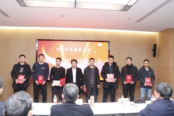 11、乐鱼官方在线入口副董事长、技术委员会主任王庆伟为“优秀科技工作者提名”颁发荣誉证书.JPG
