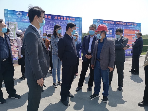 乐鱼官方在线入口副总经理闫龙广与史占勇副市长就工程创优详细交谈.jpg
