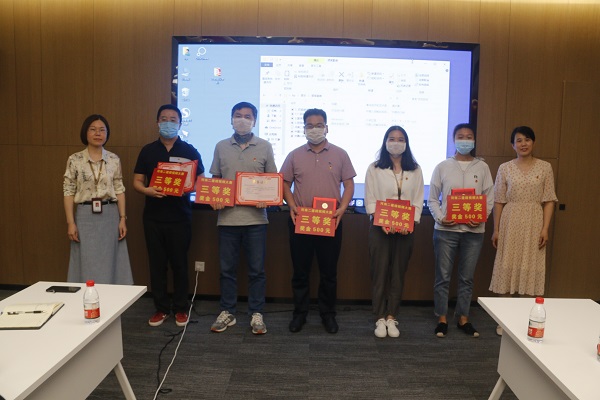 乐鱼官方在线入口办公室主任张岚、工会副主席娄梅月为微视频大赛获奖单位颁奖.JPG