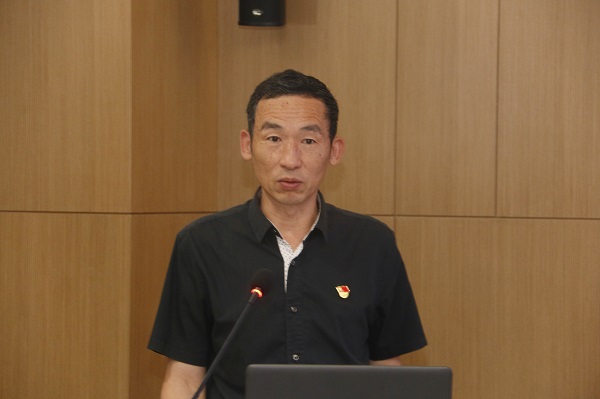 乐鱼官方在线入口监事会主席、党委副书记陈百斌宣读《关于表彰乐鱼官方在线入口先进基层党组织和优秀共产党员的决定》.jpg
