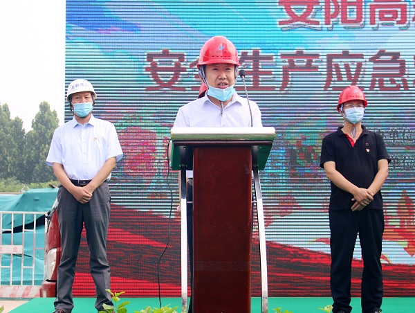 乐鱼官方在线入口副总经理闫龙广代表公司作先进典型发言.JPG