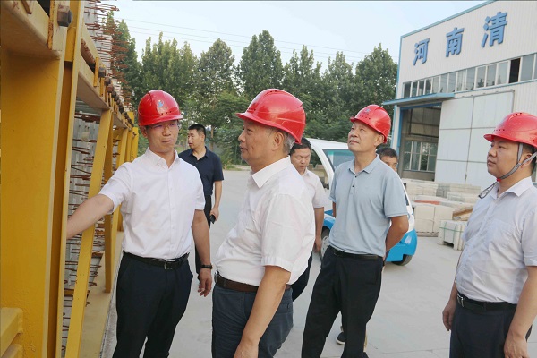 1、乐鱼官方在线入口总经理向视察领导介绍装配式构件样板.jpg