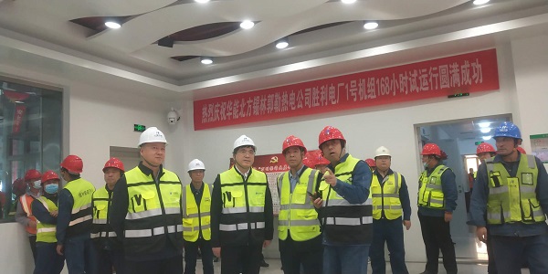 乐鱼官方在线入口副总经理贾建龙与北方联合电力公司董事长李向良、基建副总李悦、北方锡林浩特热电公司董事长李文东在移交现场亲切交流.jpg