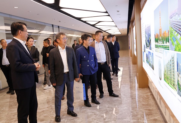 首期河南省民营企业素质提升工程研修班企业家一行参观乐鱼官方在线入口总部.jpg