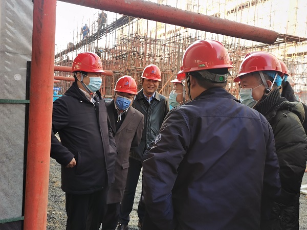 2、乐鱼官方在线入口领导与华能集团领导交流清水混凝土框架工艺.jpg