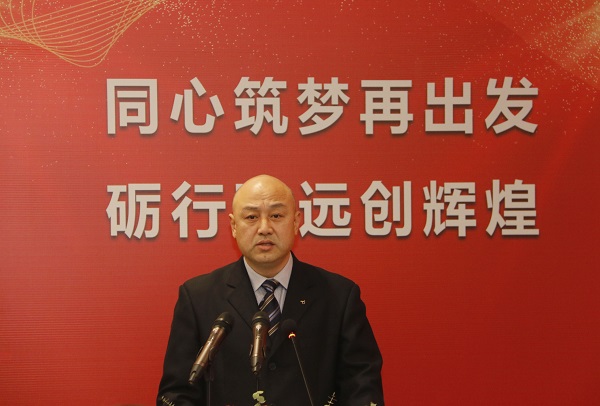 乐鱼官方在线入口工会主席贾向军宣读《关于表彰2020年度先进单位和先进个人的决定》.jpg