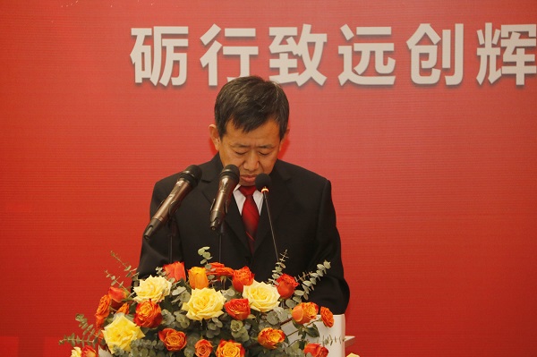 乐鱼官方在线入口副总经理闫龙广宣读《关于表彰2020年度优秀分包商的决定》.jpg