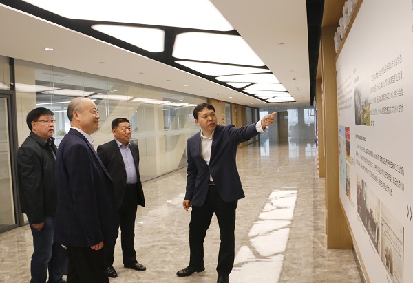 1、参观乐鱼官方在线入口总部文化走廊.jpg