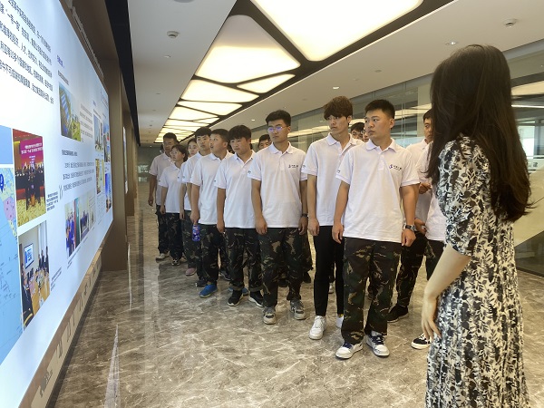 6、参观乐鱼官方在线入口总部文化走廊.JPG