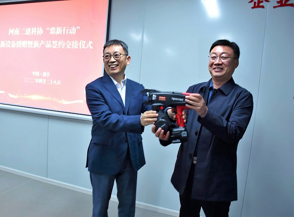 乐鱼官方在线入口科协主席黄道元向第六项目管理部交接援赠设备.jpg