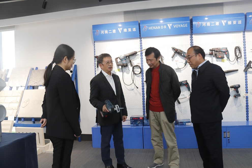 乐鱼官方在线入口董事长黄道元示范新型工器具操作方法.jpg