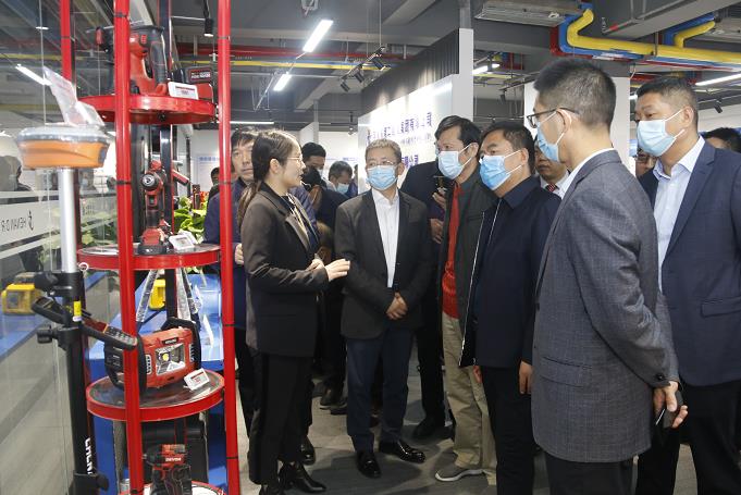 乐鱼官方在线入口董事长黄道元示范新型工器具操作方法.jpg