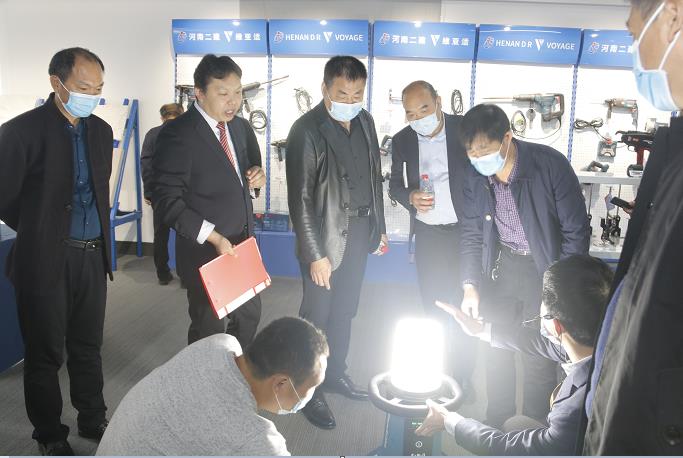 乐鱼官方在线入口董事长黄道元示范新型工器具操作方法.jpg