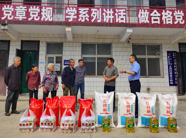 乐鱼官方在线入口董事、副总经理、分公司经理、党总支书记崔向军一行走进狮豹头乡土池村开展慰问.jpg