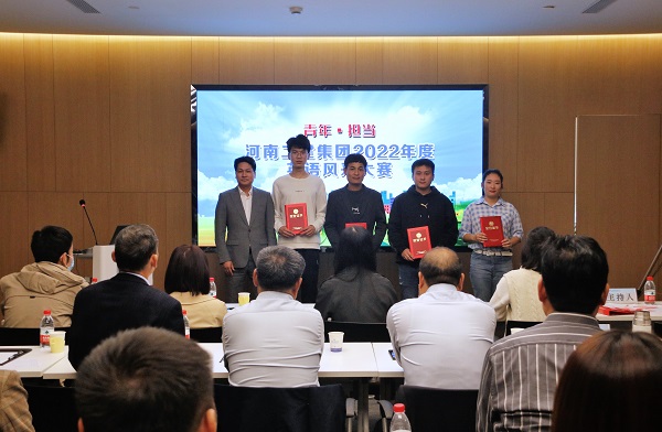 乐鱼官方在线入口董事、副总经理张俊峰为优秀奖获得选手颁奖.JPG