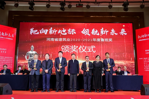 乐鱼官方在线入口第十五项目管理部经理丁泽培上台领奖.jpg