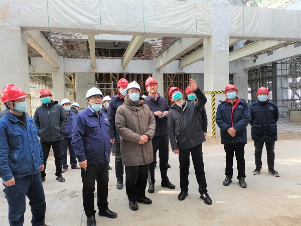 祝总与华能乐鱼官方在线入口副总经理樊启祥一行实地参观主厂房清水混凝土框架柱施工效果.jpg