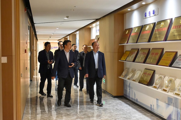 参观乐鱼官方在线入口总部文化走廊.JPG