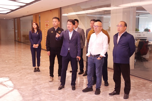 参观乐鱼官方在线入口19楼办公区.jpg