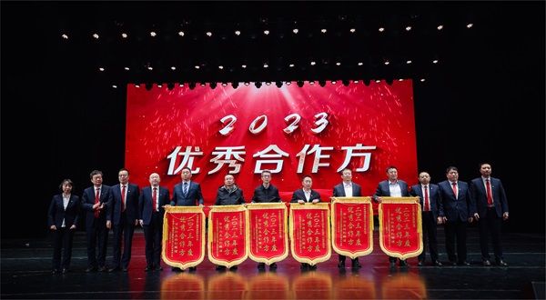 乐鱼官方在线入口总经理登台领奖 - 副本.jpg