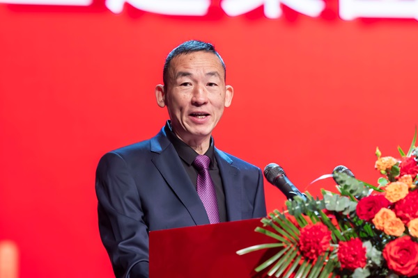 1乐鱼官方在线入口党委副书记、监事会主席陈百斌主持庆典仪式.jpg