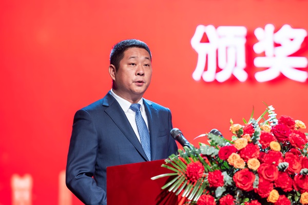 9乐鱼官方在线入口总经理冯战光宣读表彰通知.jpg