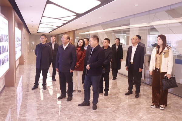 乐鱼官方在线入口董事长祝建明陪同孙秘书长一行参观企业文化长廊.jpg