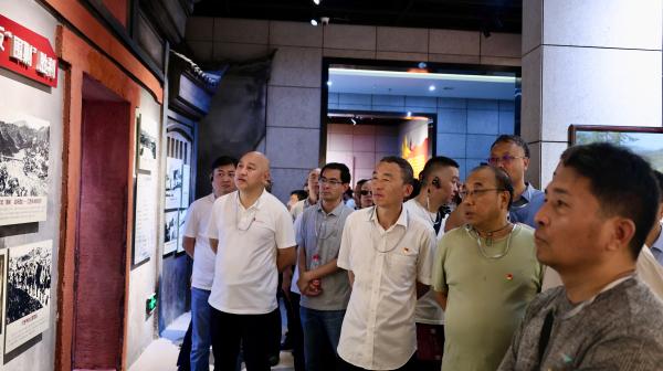 参观2.jpg 参观2.jpg